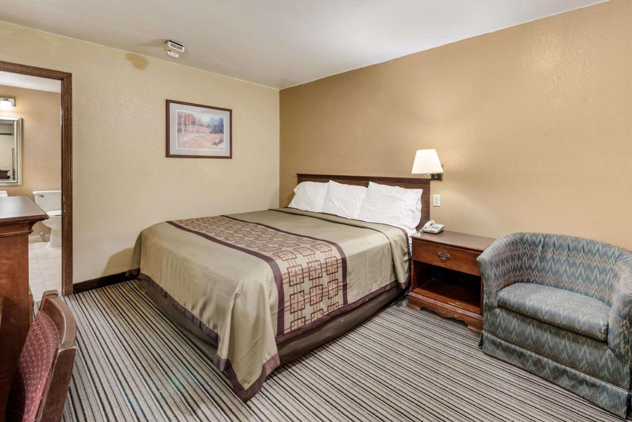 Rodeway Inn Columbus Exterior photo
